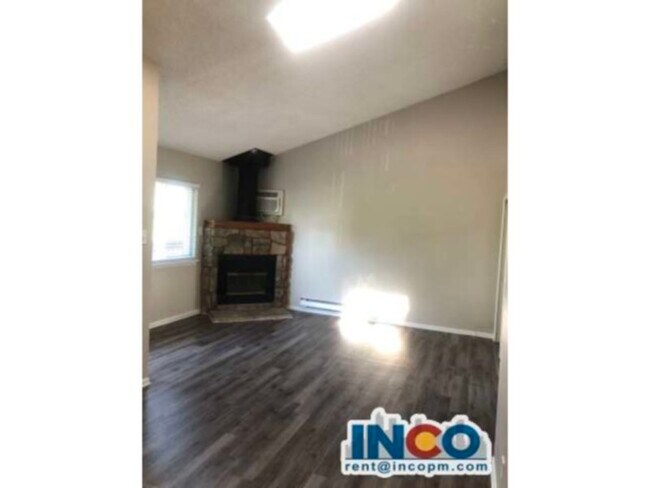 Building Photo - Fantastic Location! 2 bedroom 1 bath condo...