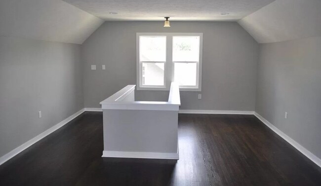 Building Photo - Thoughtfully Designed 3-Bedroom with Uniqu...