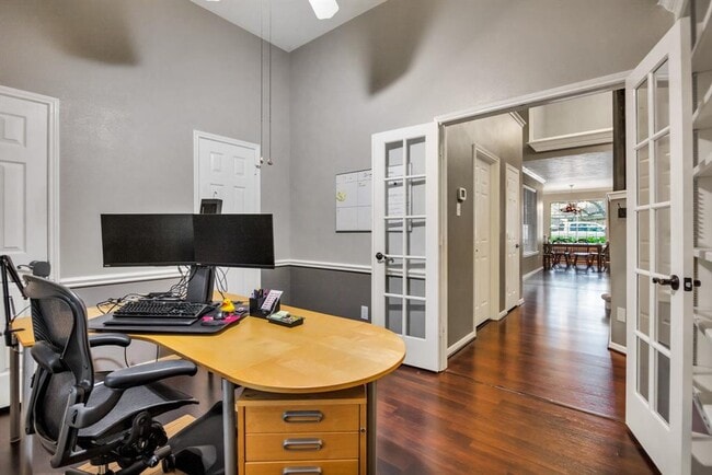 Building Photo - 301 Oak Creek Ln
