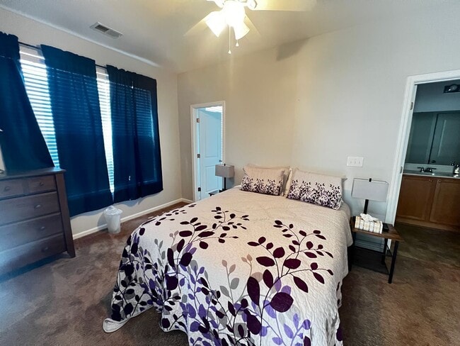 Building Photo - Beautiful 4 Bedroom, 3.5 Bath, Town Home at Tuscany is Available Now!