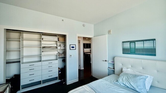 Building Photo - FURNISHED Modern 1BR + Den/1BA w/ Breathta...