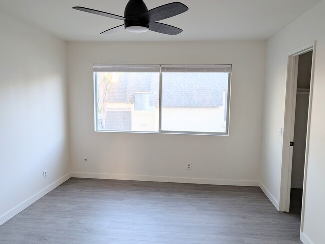 Main bedroom with walk-in closet - 19050 Kittridge St