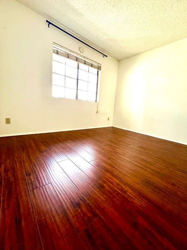 Building Photo - 6545 Reseda Blvd