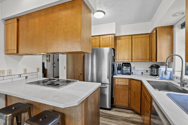 Building Photo - The epitome of carefree condo life is righ...
