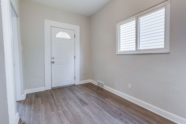 Building Photo - AVAILABLE JULY 2026 - Spacious 2 Bedroom Home w/ Fenced Yard & AC!