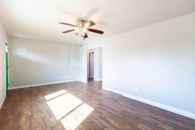 Building Photo - 804 Cahill Dr