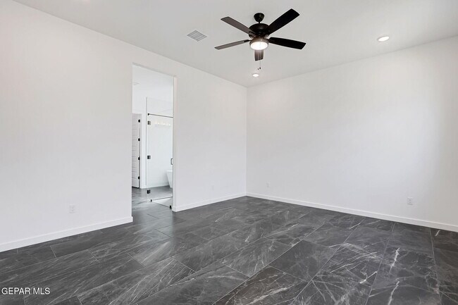 Building Photo - 921 Ada Ln