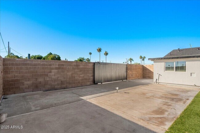 Building Photo - 2623 N 74th Pl