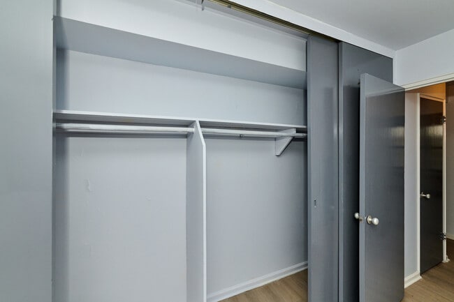 Building Photo - 6118 N Sheridan Rd