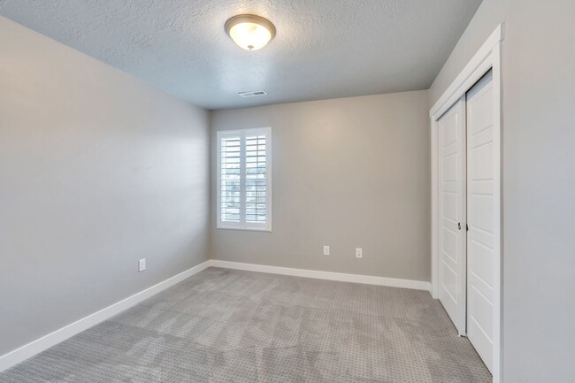 Building Photo - Stunning 5 Bedroom Herriman Home with Mode...