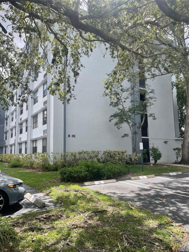 Building Photo - 2401 Riverside Dr