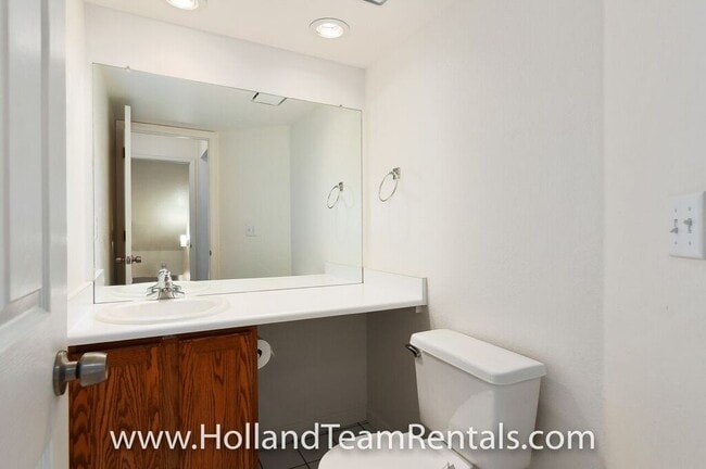 Building Photo - Large Home in Stonegate!