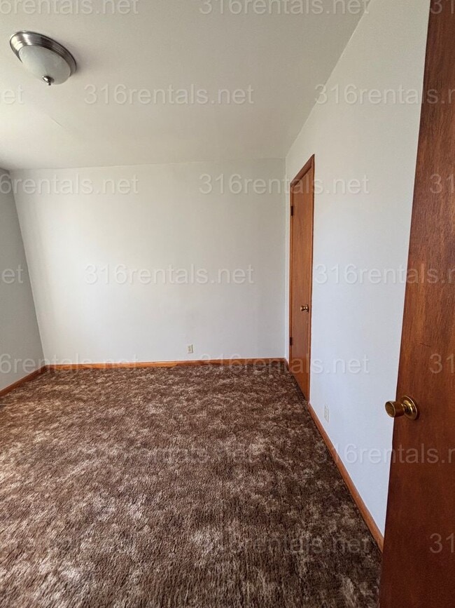 Building Photo - Duplex 2 bed 1 bath available NOW!