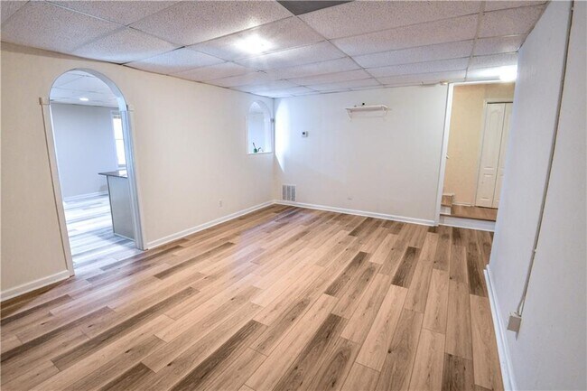 Building Photo - 1865 Oak Tree Hollow