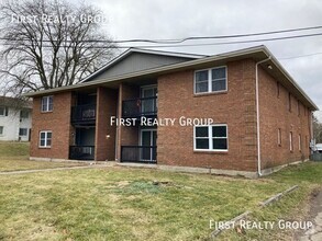 Building Photo - 2 Bedroom, 1 Bath Upstairs Apt for Rent. M...