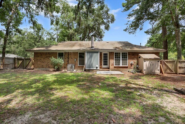 Building Photo - Adorable 3/2 on large corner lot