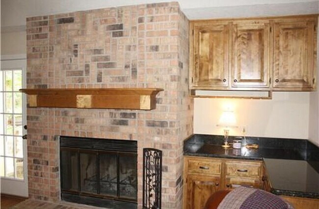 Building Photo - Spacious 3/2 home in convenient location