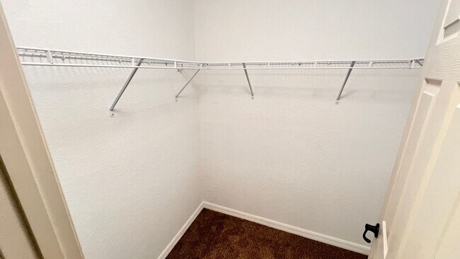 Building Photo - 3 BD/2BA Home in Beautiful Ocklawaha Ready for Move-In