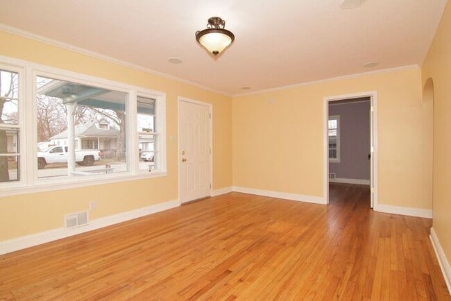 Building Photo - Sweet 3 Bedroom Home Close to Speedway