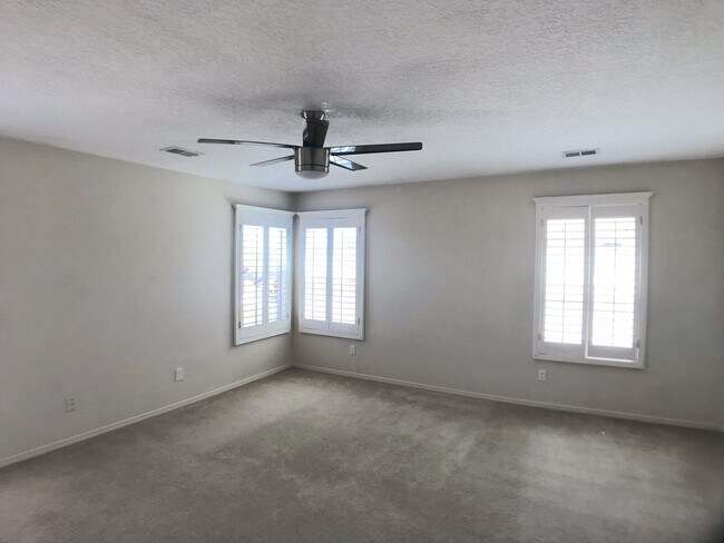 Building Photo - Don't Miss Out! Spacious 3 Bed, 2.5 Bath Home in Los Lunas – Open Layout & Prime Location