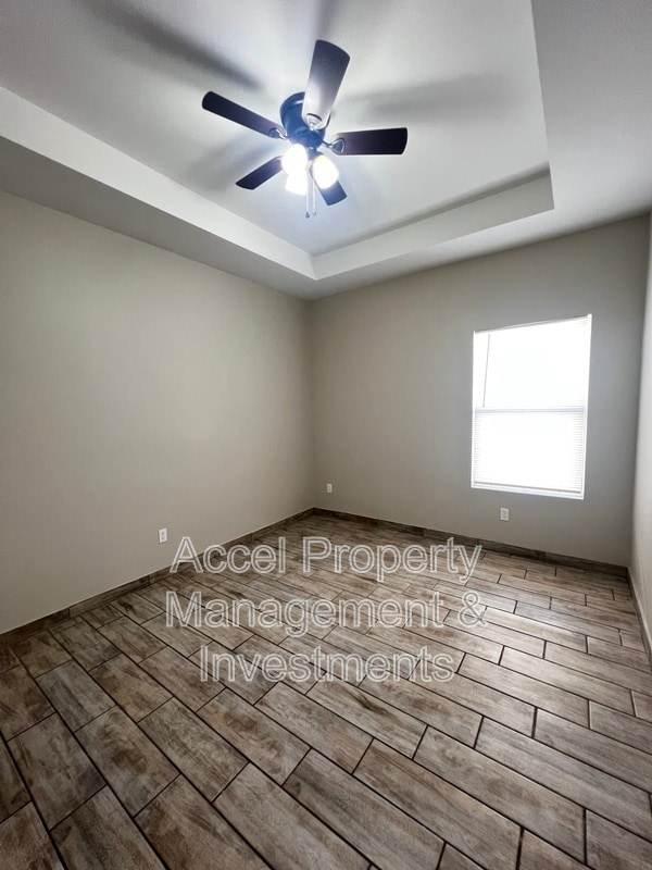 Building Photo - 1327 W Garfield Ave