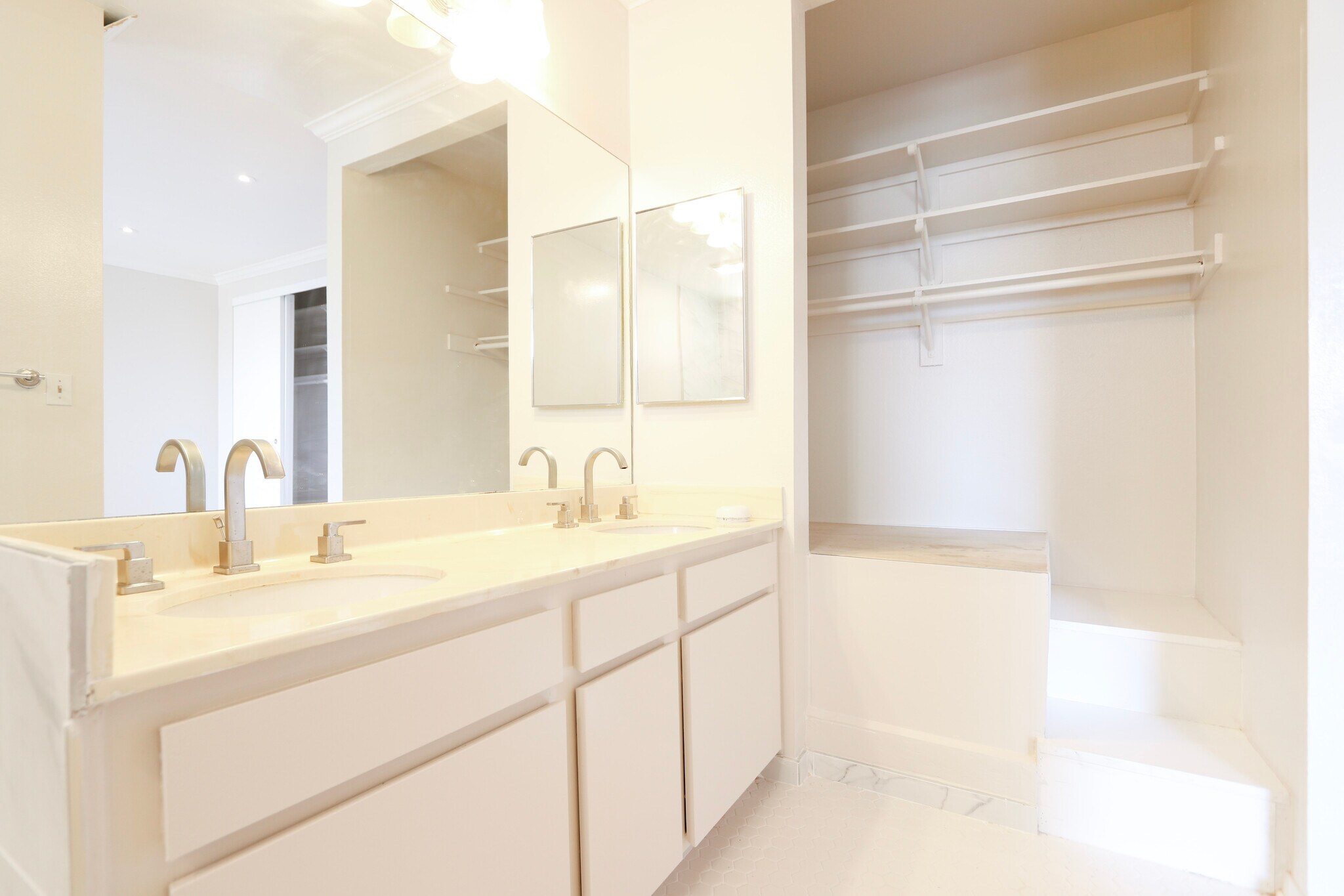 Building Photo - 1328 S Bundy Dr