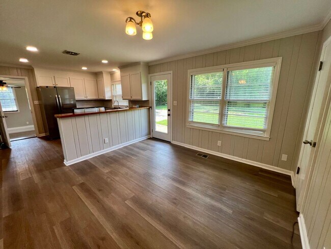 Building Photo - 3BR 1.5BA, All Brick Ranch Home *Fenced Backyard*