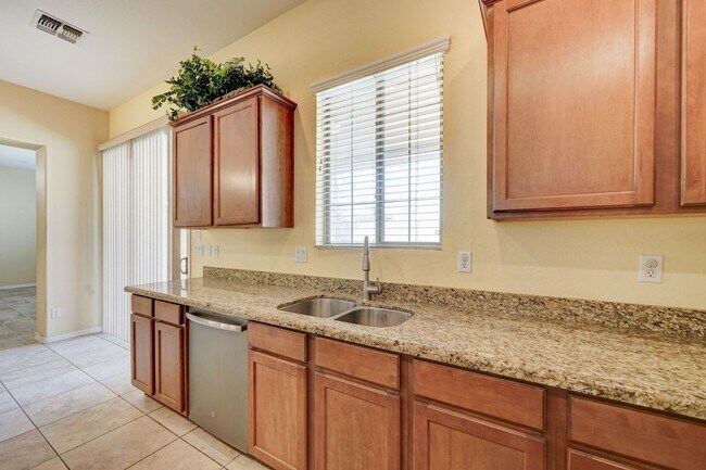 Building Photo - AVAILABLE NOW IN SHAMROCK ESTATES GILBERT!!!