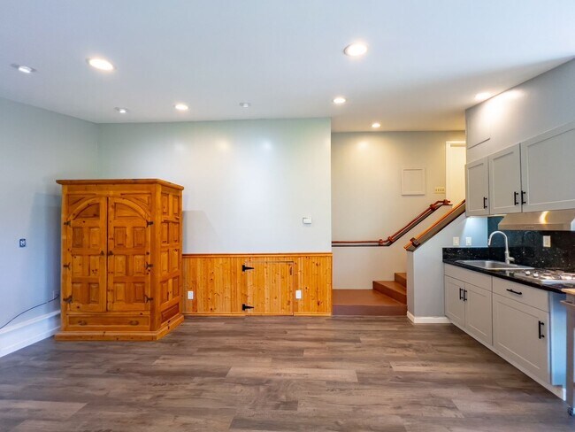 Building Photo - Charming Country Studio with Vineyard View...