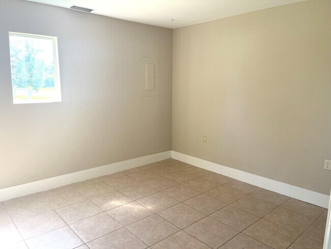 Building Photo - 2901 SW Birtle Ct