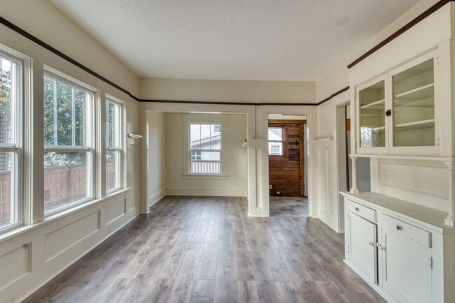 Building Photo - In the heart of Downtown Vancovuer