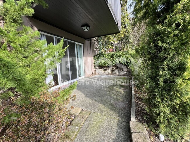 Building Photo - 1425 S Puget Dr