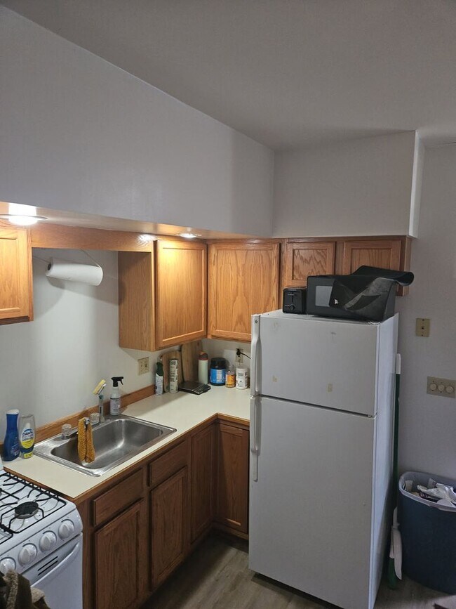 Building Photo - Modern 1 room Studio Corning**no pet dogs**