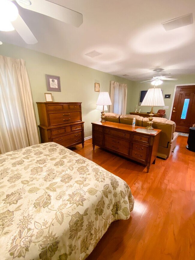 Building Photo - Furnished Studio on Wilmington Island