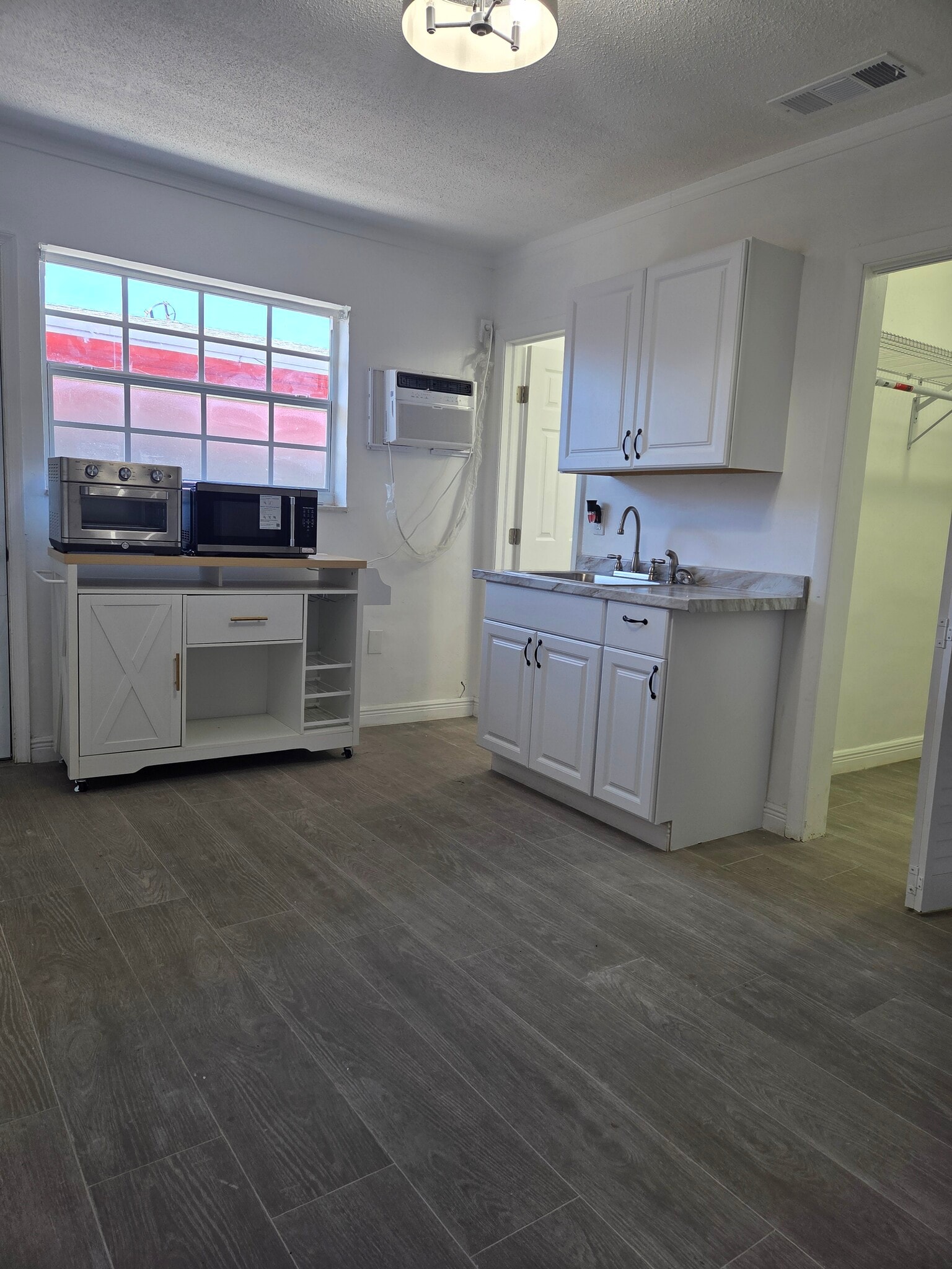 Building Photo - 448 E 40th St