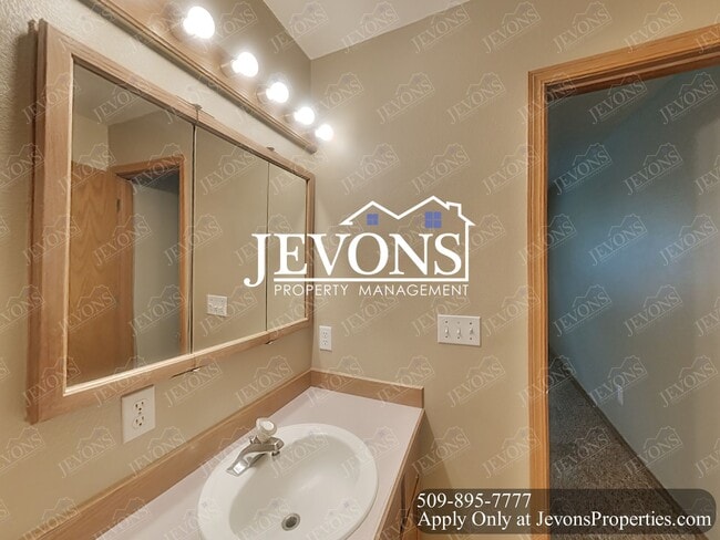 Building Photo - Make this your new home 3 Bedrooms, 2 Bathrooms Duplex in Selah