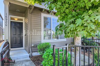 Building Photo - Spacious 3-Bedroom Home with High Ceilings...
