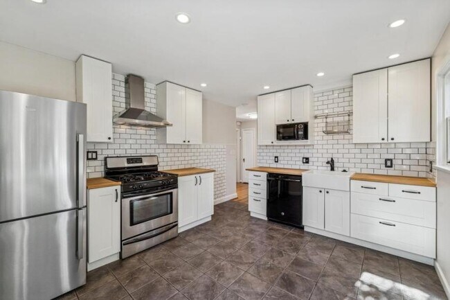 Building Photo - 3 bedroom in Seattle WA 98117
