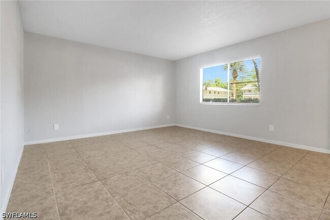 Building Photo - 4635 Bayshore Dr