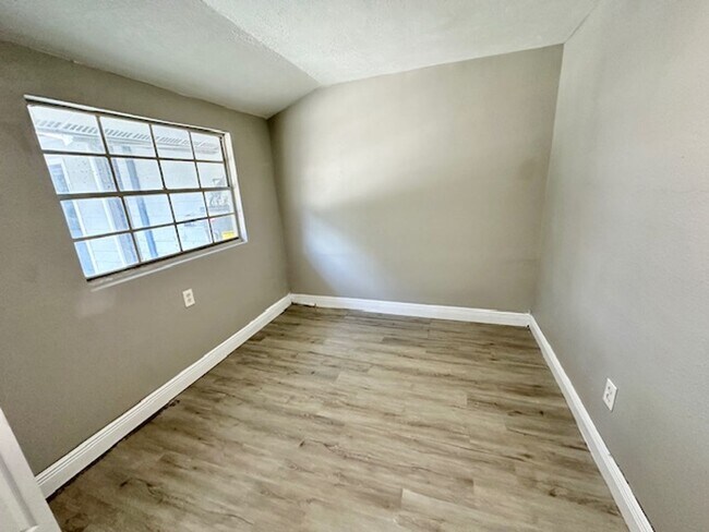 Building Photo - 7803 Rose Ave