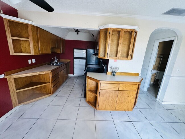 Building Photo - 1305 Gateway Dr