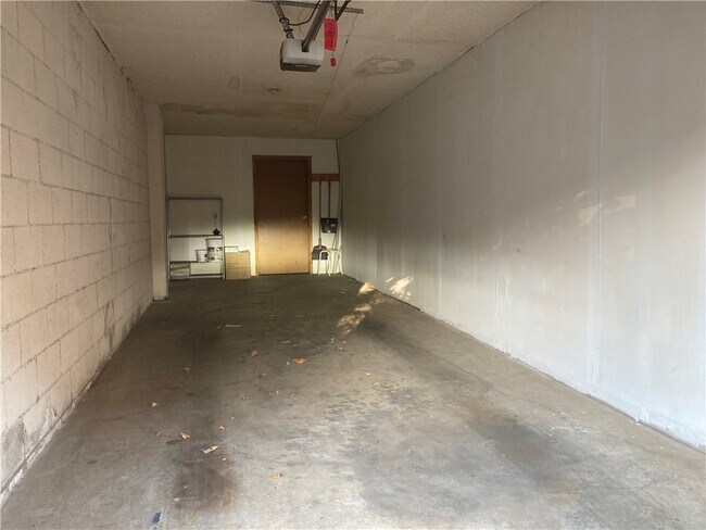 Building Photo - 5484 Dobbs St