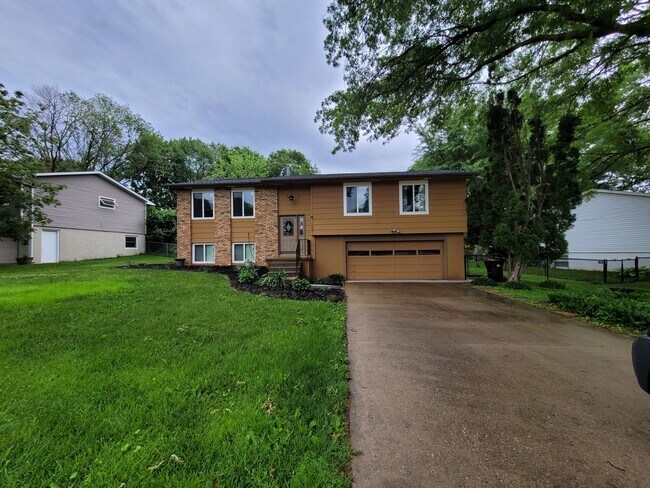 Building Photo - Coralville 4 bedroom 2.5 bath, 2 stall attached garage, fenced yard!