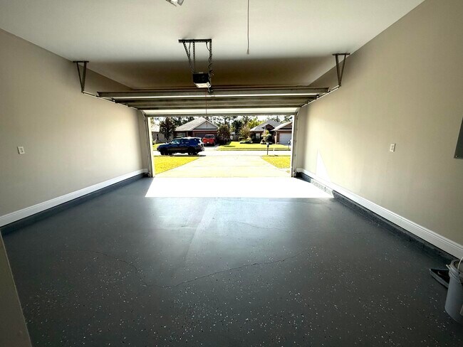 Building Photo - 399 Pin Oak Loop