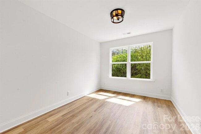 Building Photo - 2043 Green Oak Dr