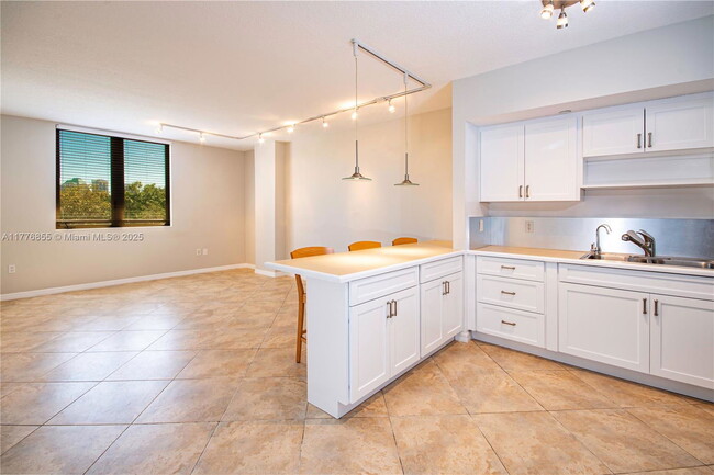 Primary Photo - 2630 SW 28th St