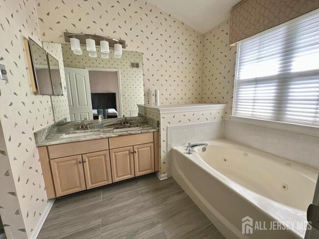 Building Photo - 1304 Dahlia Cir