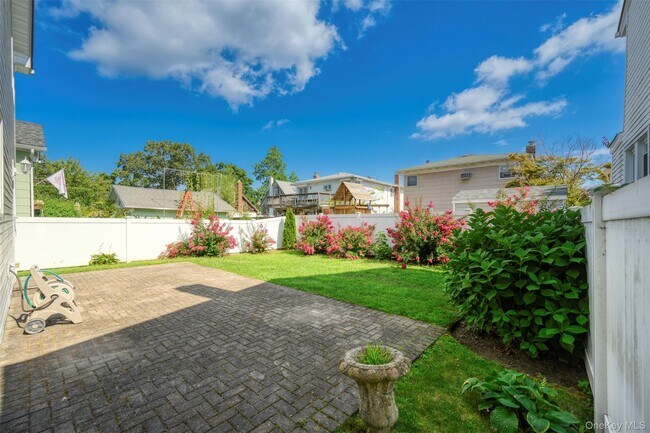 Building Photo - 11 7th St