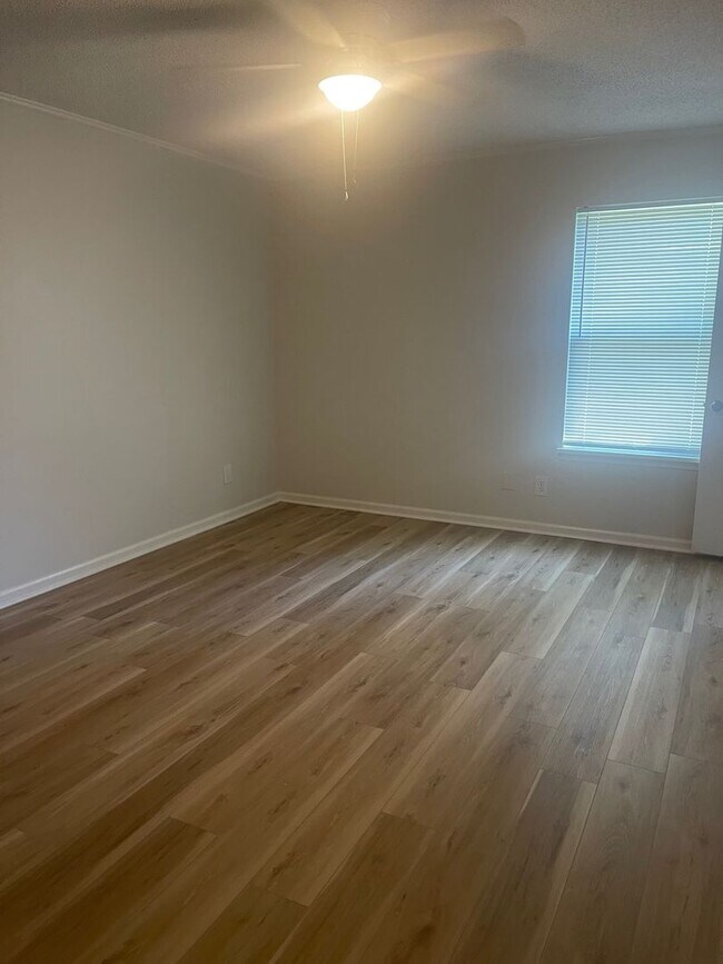 Building Photo - 133 Seminole Ave