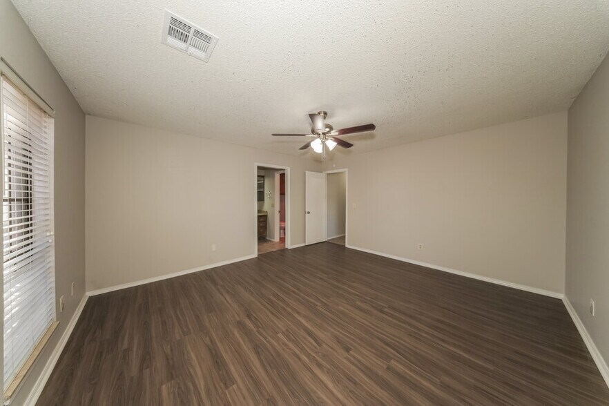 Building Photo - 9713 Hummingbird Ln